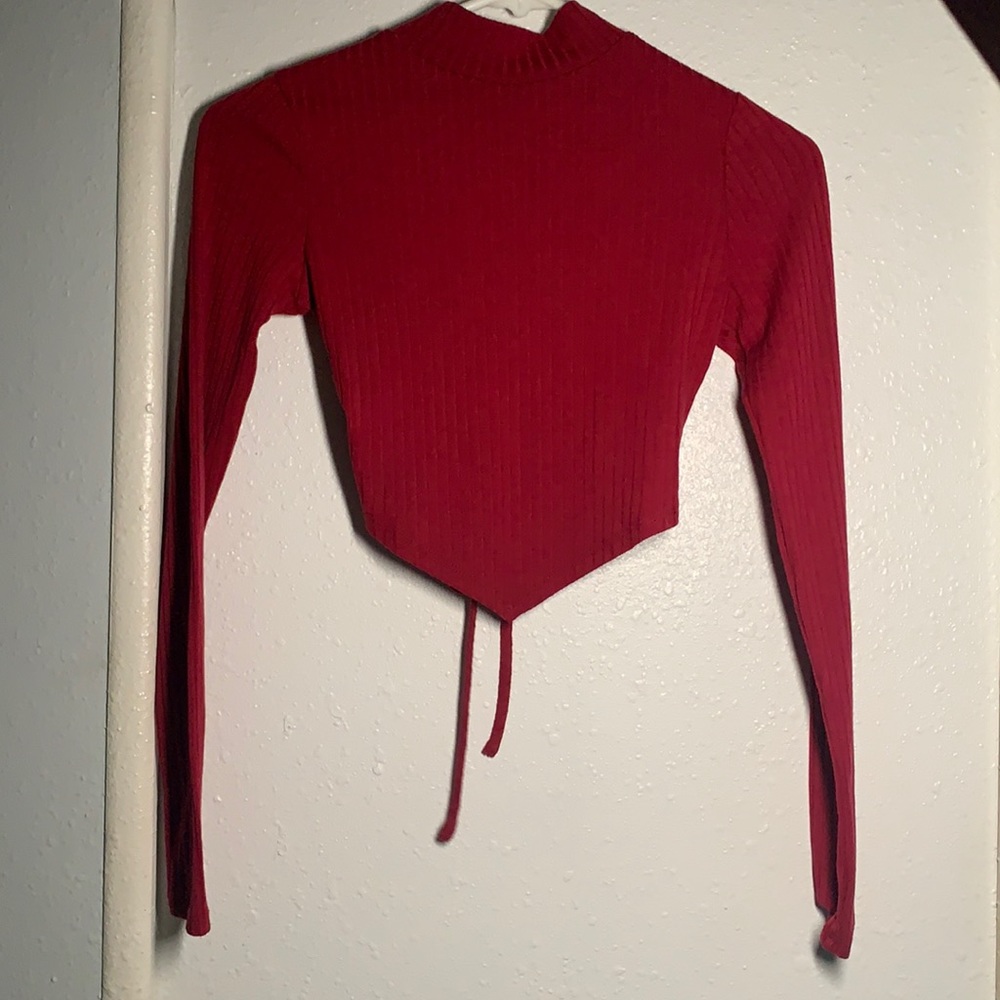 Long sleeve. Half open back